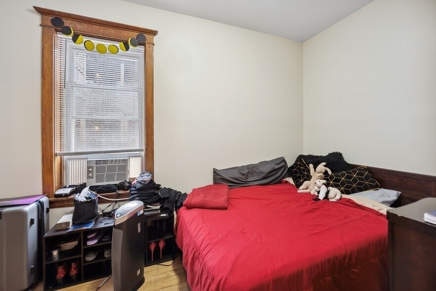 Building Photo - 3550 W Diversey Ave