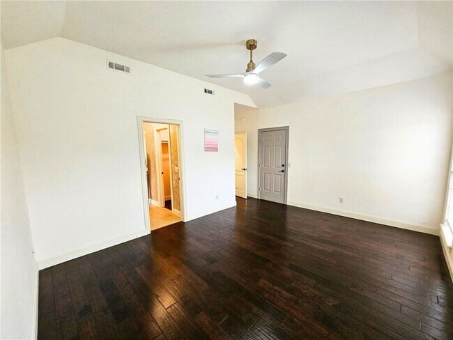 Building Photo - 1300 SW Willowbend Ave