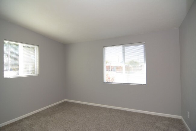 Building Photo - Remodeled 2 Bedroom 1 Bath House! Close to...