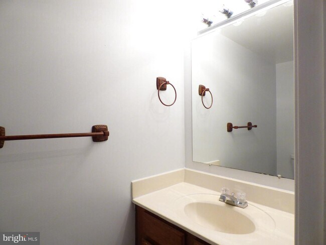 Building Photo - 6634 Westbury Oaks Ct