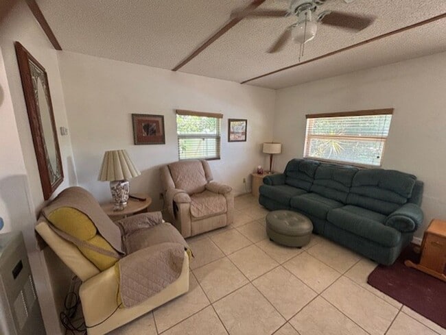 Building Photo - Quaint yet spacious 2/1 duplex avaliable f...