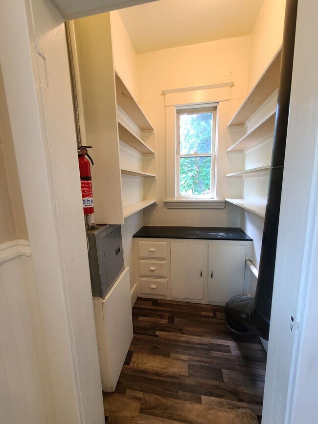 Building Photo - Sherwood Duplex and House