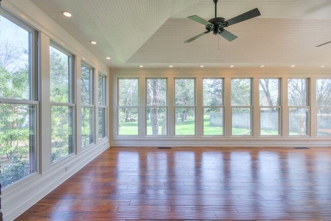 Building Photo - 4 BR 2/2 BA Large Fenced in Back Yard! Chef's Kitchen! Upstairs Bonus Room! 2 Car Garage