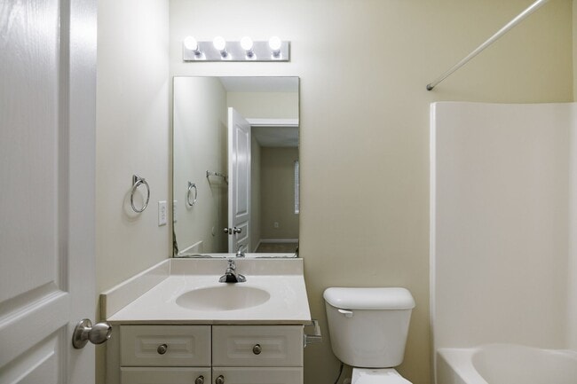 Building Photo - Cottage One-story Condo - Lease through July