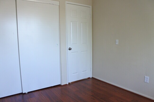 Building Photo - New Listing!