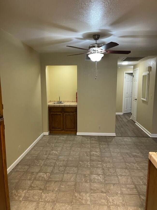 Building Photo - Beautiful Bottom Floor Unit in Ridgecrest Condos! Month to Month Lease!