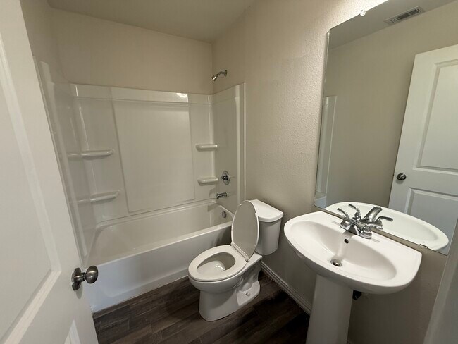Building Photo - 330 Glenbrook
