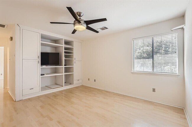 Building Photo - 3001 Rainy River Dr