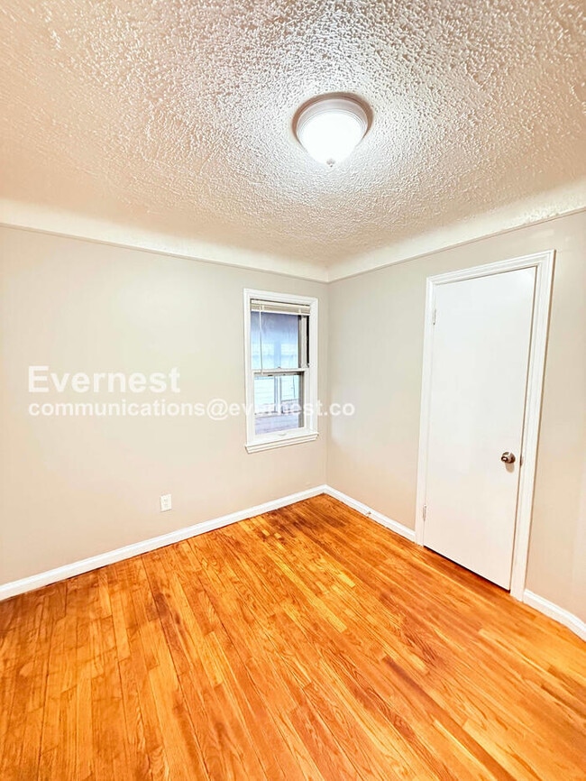 Building Photo - 11009 Roxbury St