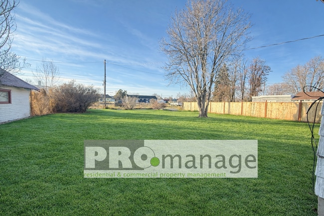 Building Photo - Single family home with yard