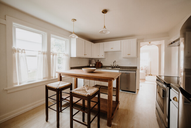 Kitchen island & stools! - perfect breakfast spots - 1121 12th Ave