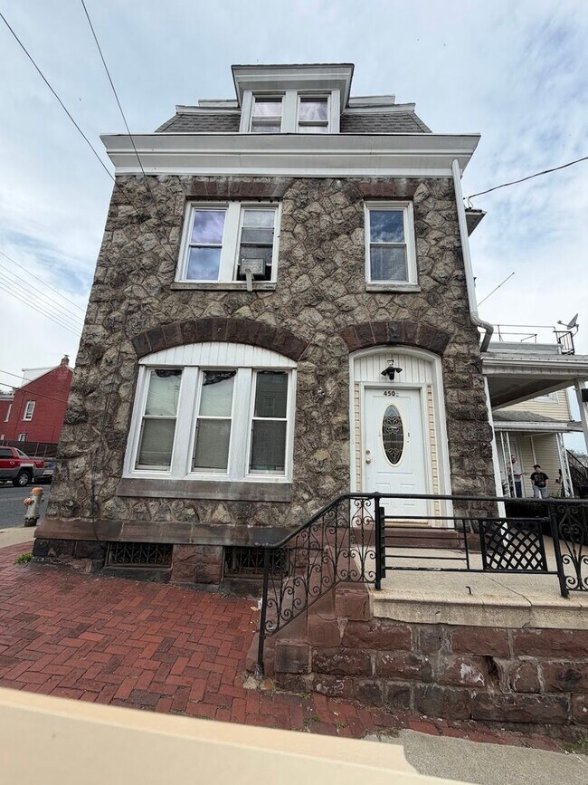 Building Photo - 450 S 18th St