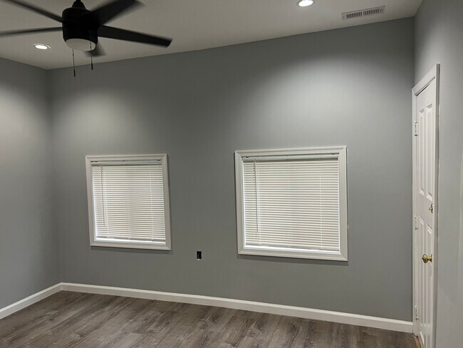 Building Photo - 208 21st St NE