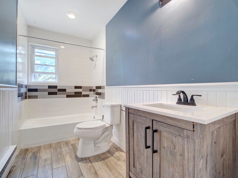 Building Photo - 807 Eves Dr