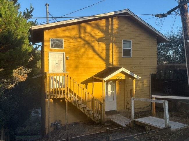 Building Photo - 3 Bedroom 3 Bath House *Move in special $1,000 off first months rent*