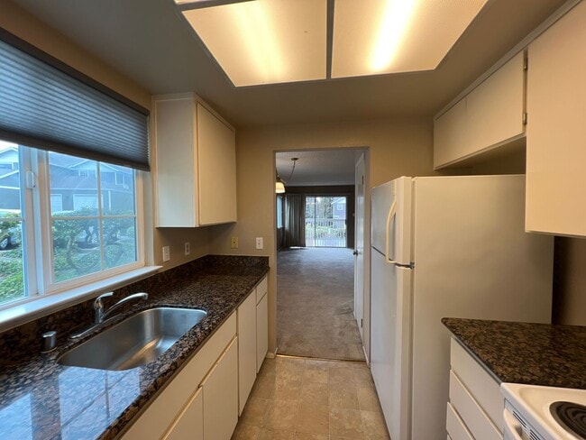 Building Photo - Ground floor Condo with sky views, Benicia