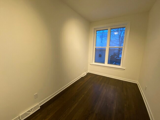 Building Photo - 4953 W Belle Plaine Ave