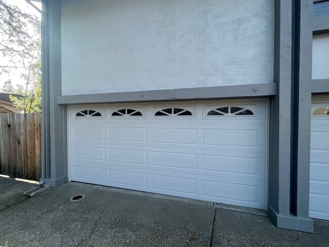 Building Photo - Tri-level 4 bedroom 3 bathroom Rincon Vall...