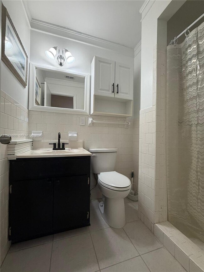 Building Photo - 1832 Sunny Dr