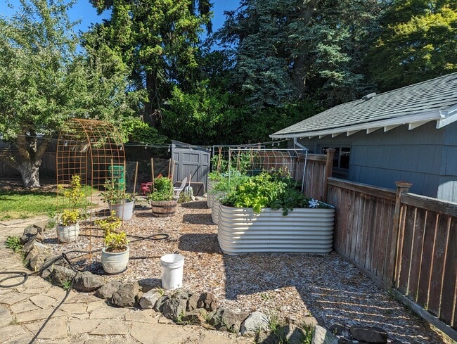 Building Photo - 3730 SW Austin St