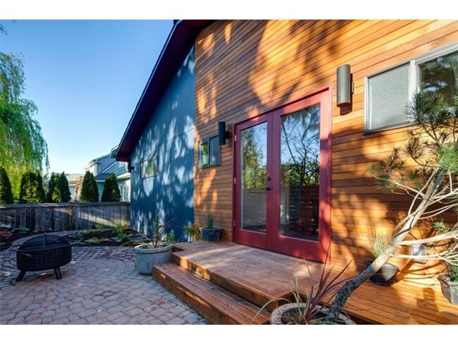 Building Photo - Incredible 3 Bed 2 Bath Madrona Home for L...