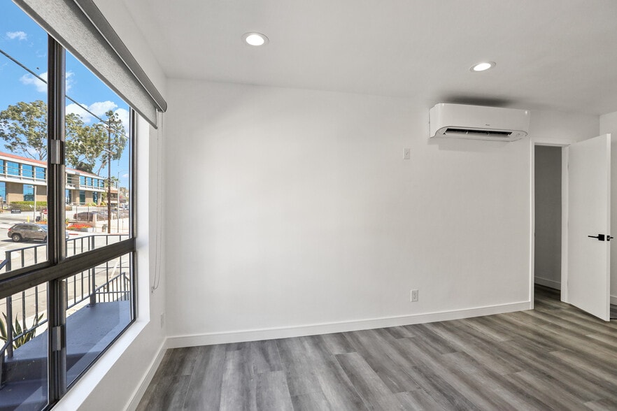 Building Photo - 900 W College St