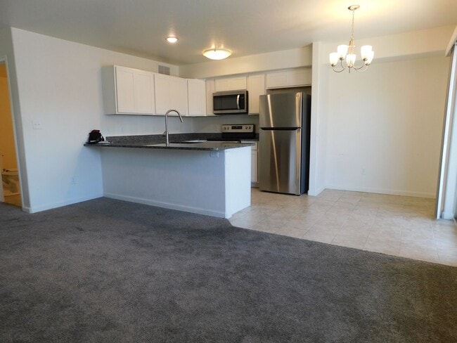 Building Photo - Newer Townhome Close to Shopping
