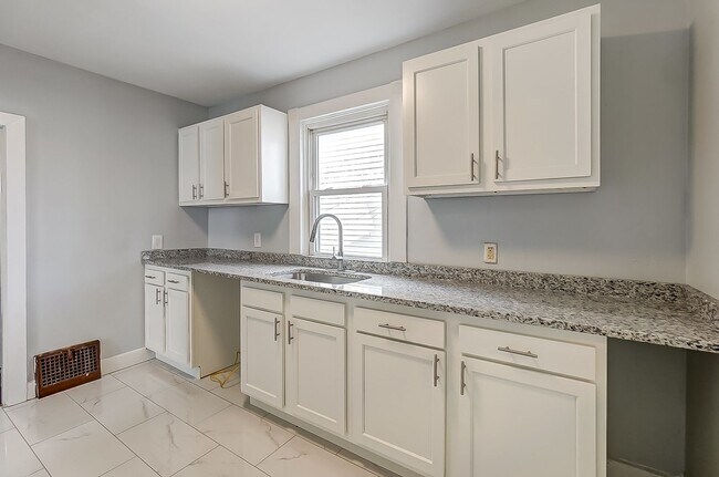 Building Photo - 2 Bed in Dayton- MOVE IN SPECIAL! Second Month Free if Moved in by April 15th!