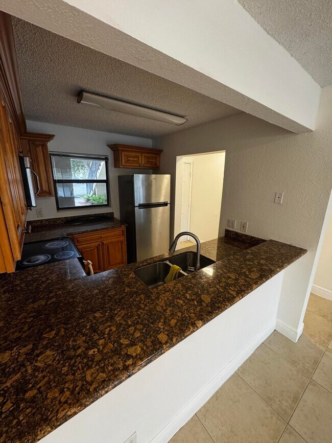 Building Photo - 1525 Lake Crystal Dr