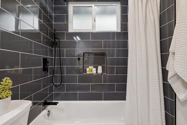 Building Photo - Updated Woodland Estates Home