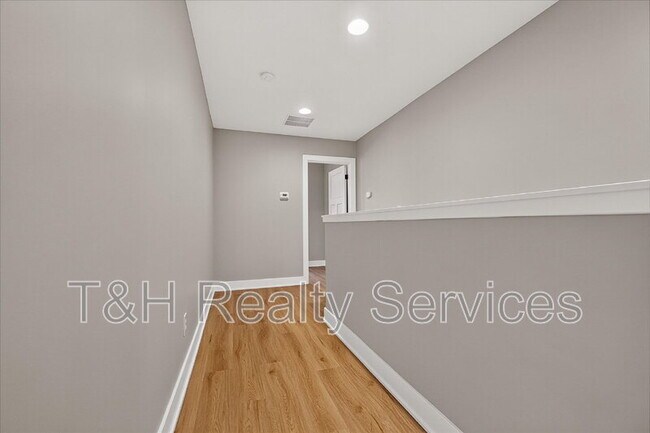 Building Photo - 623 W 39th St