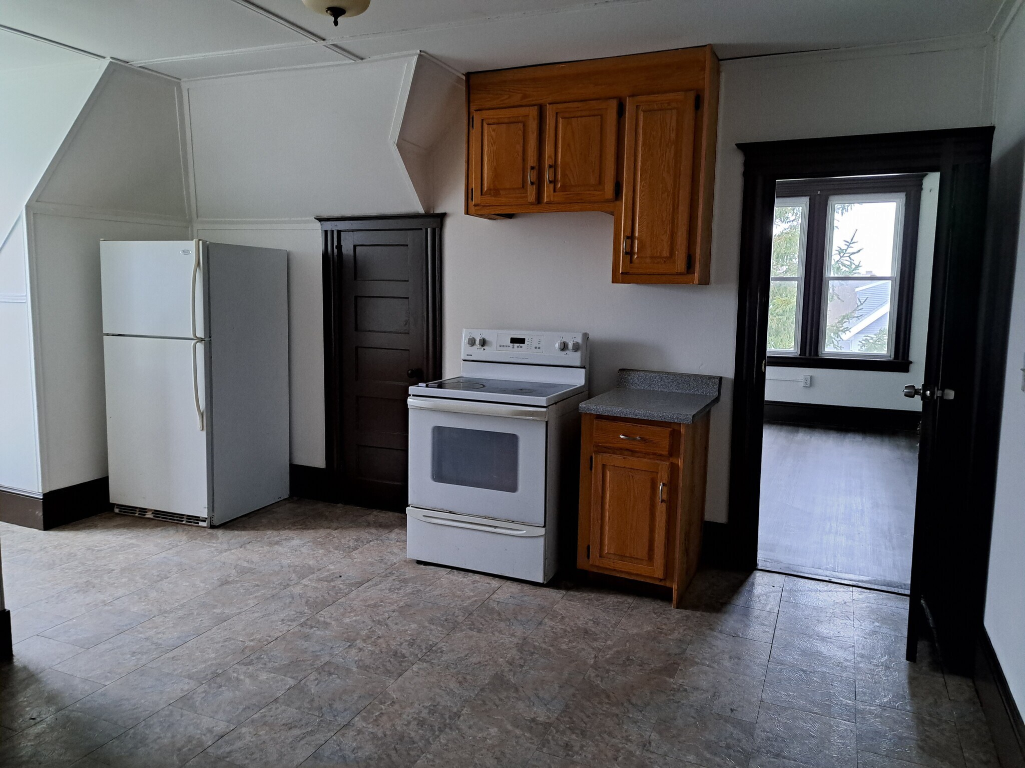 Building Photo - 261 Maple St