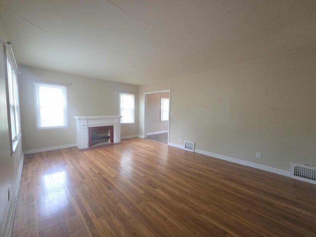 Building Photo - Spacious home for rent!
