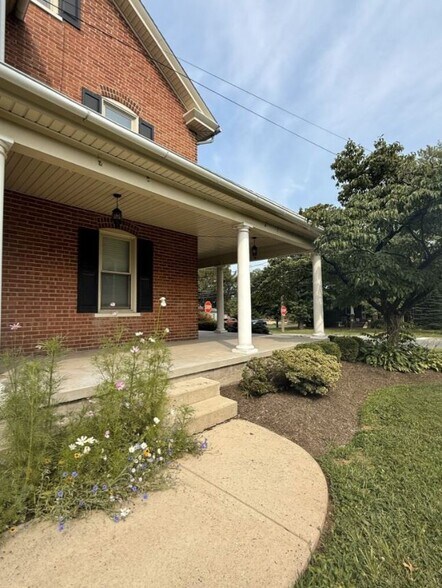 Building Photo - 405 Maple Ave