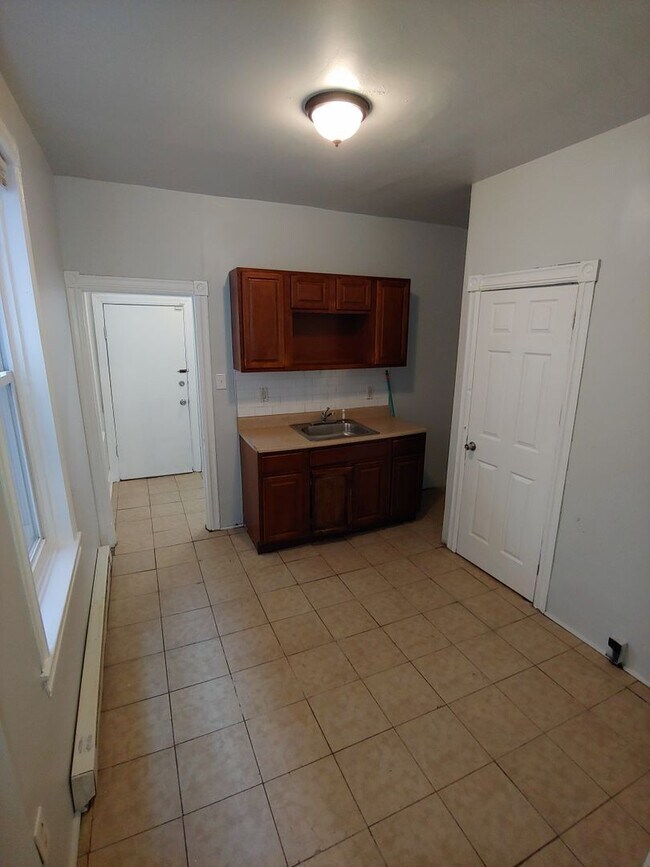 Building Photo - 3 Bedroom Home off of 60th & Cobbs Creek P...