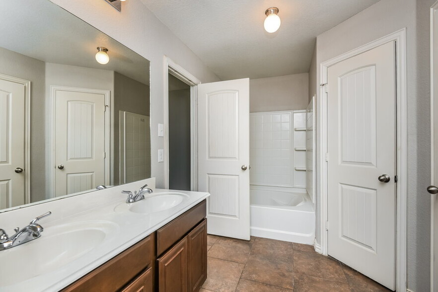 Building Photo - 7612 Hollow Point Dr