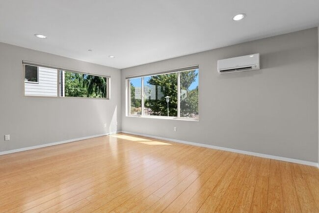 Building Photo - Air Conditioned Judkins Parkside Townhome ...