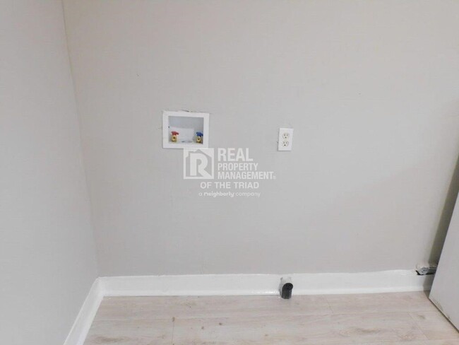 Building Photo - *Move In Special* Cute 2 Bedroom/1 Bath Ho...