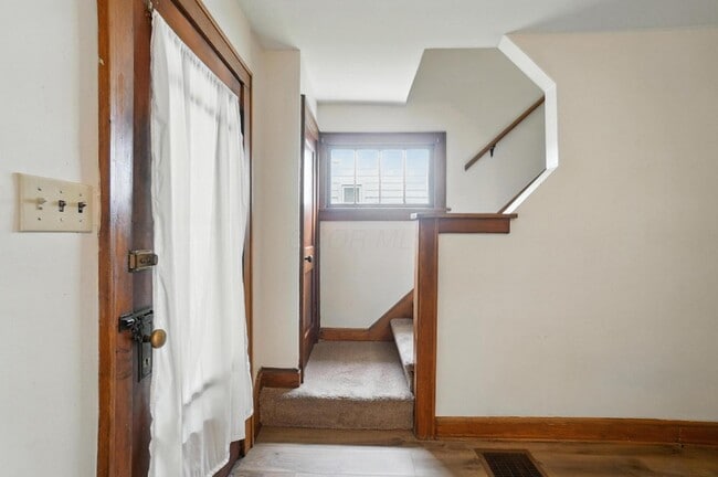 Building Photo - 825 S Terrace Ave