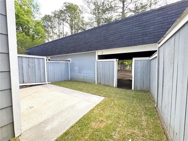 Building Photo - 5900 Grelot Rd