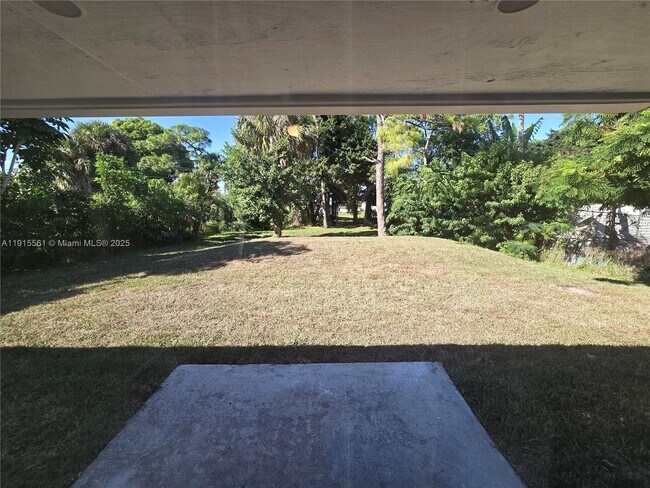 Building Photo - 3201 SE Hibiscus St