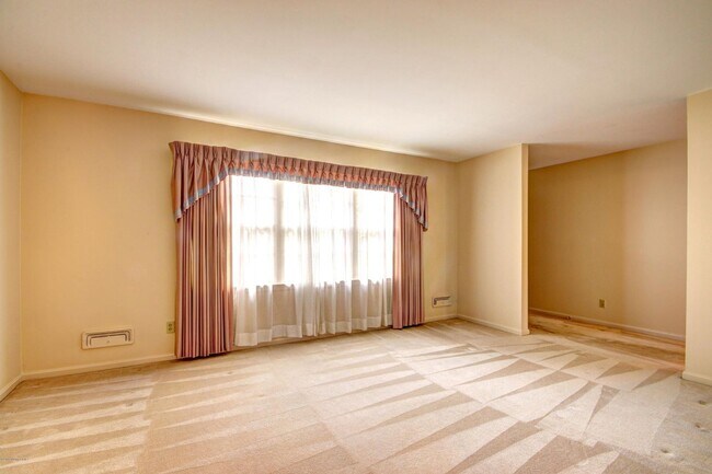 Building Photo - Available NOW - 4 beds/ 2 baths - $2,000/mo