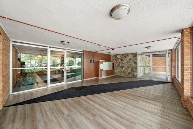 Building Photo - 333 S East Ave