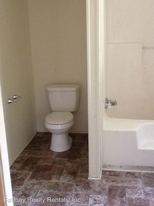 Building Photo - 4 br, 2 bath House - 308 River Dr.