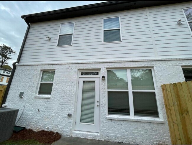 Building Photo - Beautiful end unit townhouse in the Townes...
