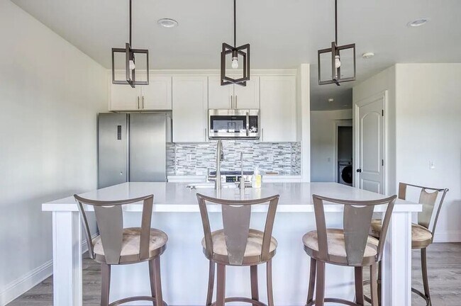 Building Photo - Beautiful Lower-Level Home in Bellevue