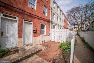 Building Photo - 1305 N Lawrence St