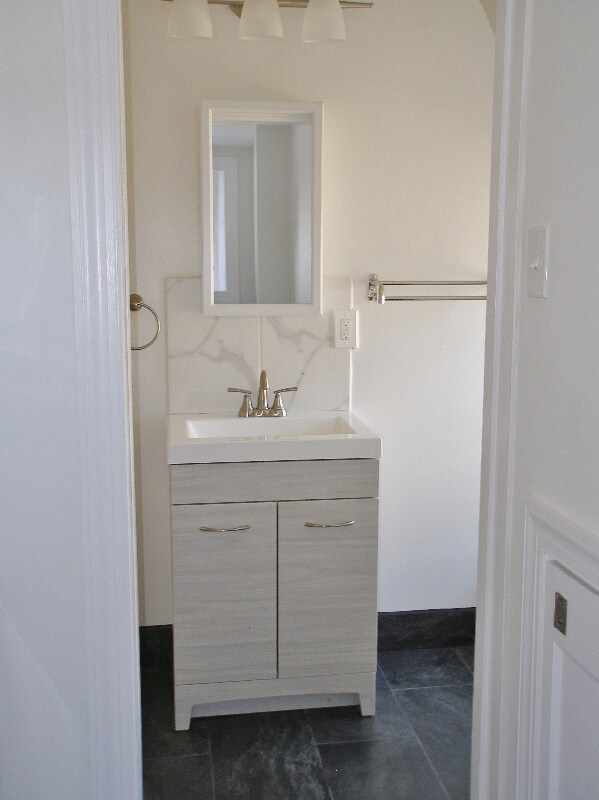 Building Photo - 550 E Washington Ln