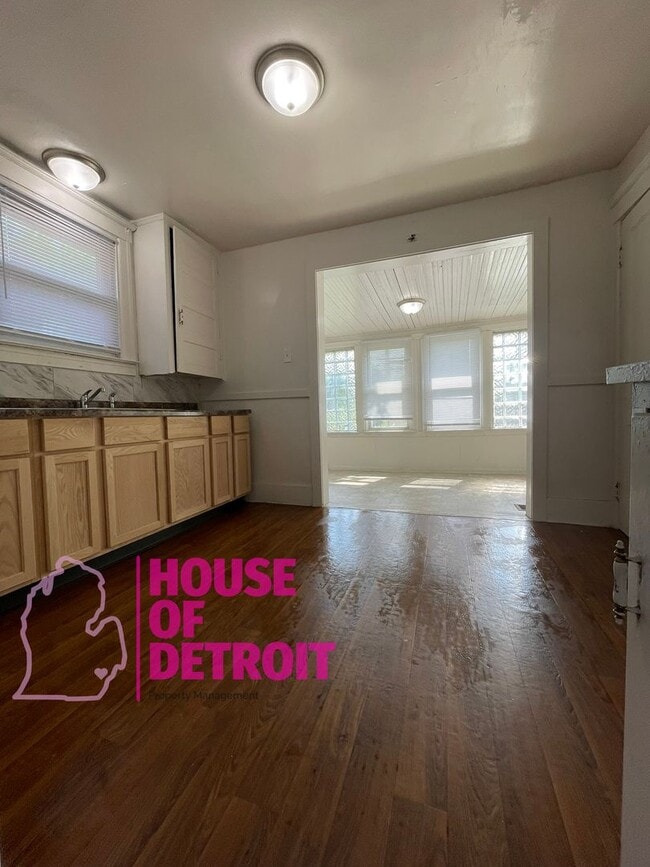 Building Photo - 3 BEDROOM 1 BATH FREE PRE-SCREEN
