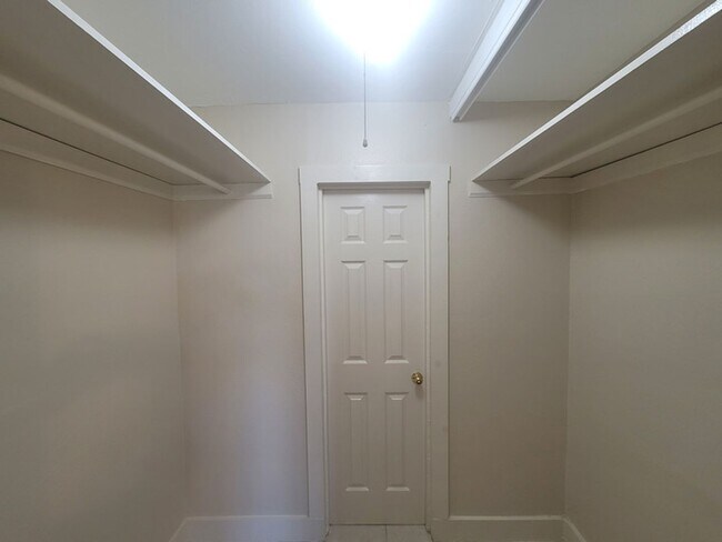 Building Photo - 2 Bedroom / 1 Bath / Bonus Room / 67th street